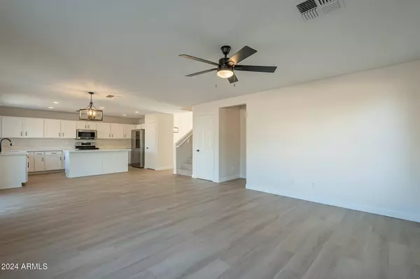 6638 W HUGHES Drive, Phoenix, AZ 85043