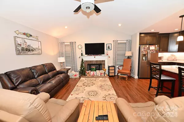 1156 13th Avenue CIR NE, Hickory, NC 28601