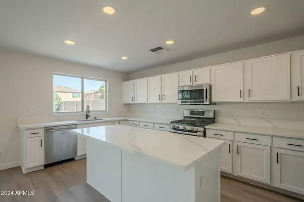 6638 W HUGHES Drive, Phoenix, AZ 85043