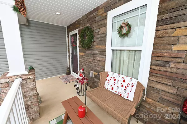 1156 13th Avenue CIR NE, Hickory, NC 28601