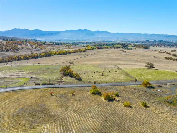 5111 Cherry LN, Medford, OR 97504