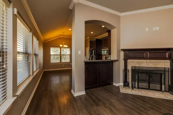 401 Molly Ln, Lindale, TX 75771