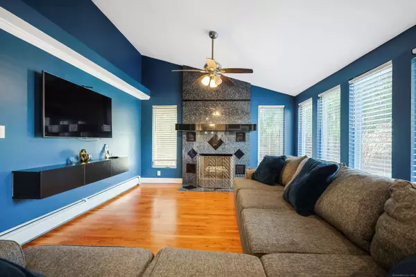 21 Aldbourne Drive, Bristol, CT 06010