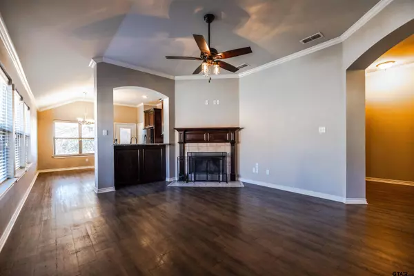 401 Molly Ln, Lindale, TX 75771