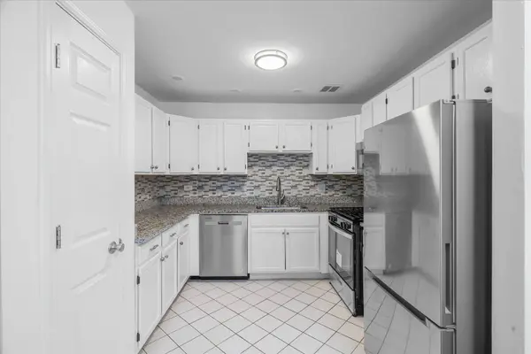 20B Kingery Quarter #107, Willowbrook, IL 60527