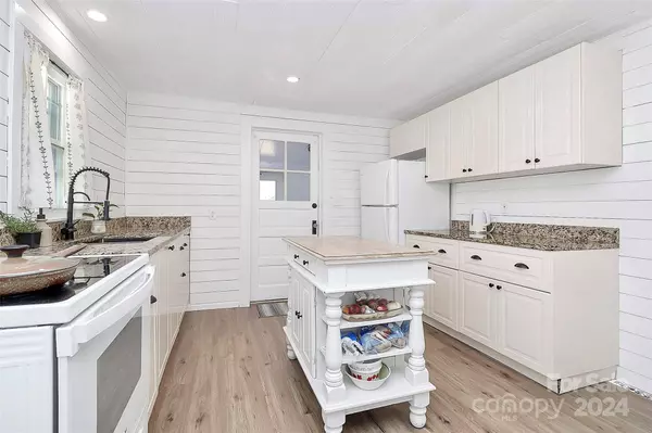 296 Vance DR NE, Concord, NC 28025