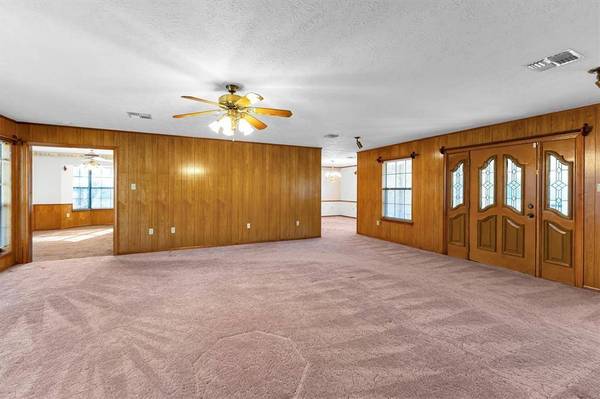 353 Forest LN, Huntsville, TX 77340