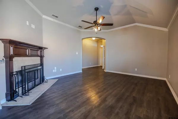 401 Molly Ln, Lindale, TX 75771