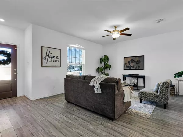 11616 Roaring Fork Trail, Aubrey, TX 76227