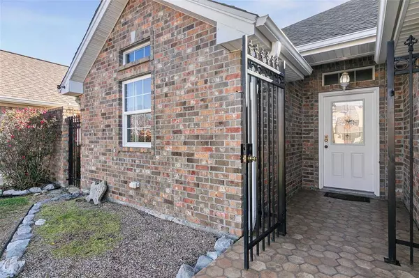 4614 Briarwood LN, Port Arthur, TX 77642