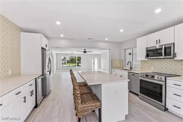 1039 Dolphin DR, Cape Coral, FL 33904