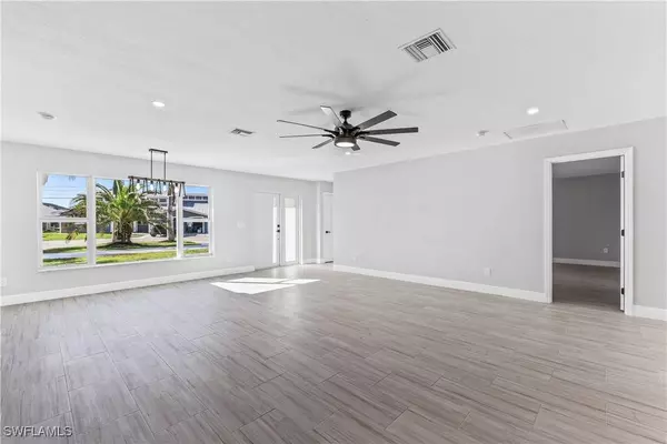 1039 Dolphin DR, Cape Coral, FL 33904