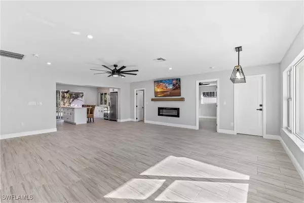 1039 Dolphin DR, Cape Coral, FL 33904