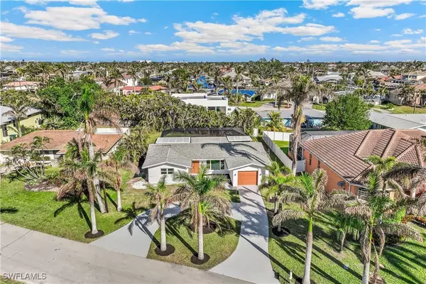 1039 Dolphin DR, Cape Coral, FL 33904
