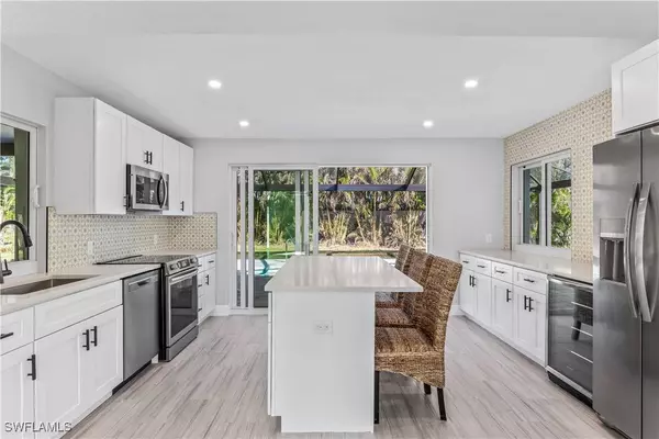 1039 Dolphin DR, Cape Coral, FL 33904