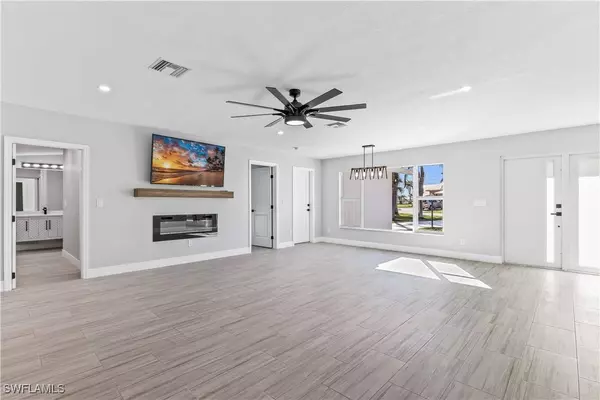 1039 Dolphin DR, Cape Coral, FL 33904
