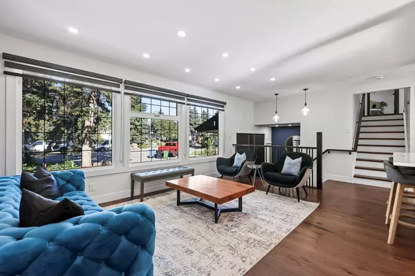 210 Canterbury PL SW, Calgary, AB T2W 1P4