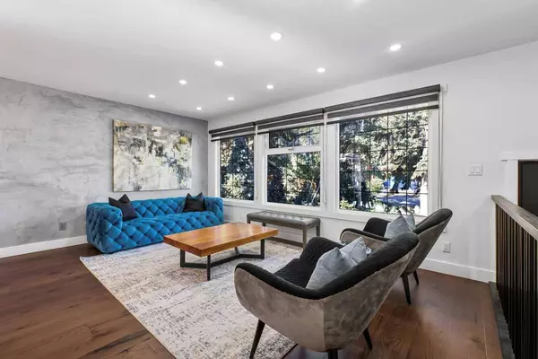 210 Canterbury PL SW, Calgary, AB T2W 1P4