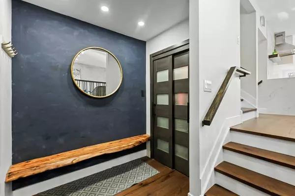 210 Canterbury PL SW, Calgary, AB T2W 1P4