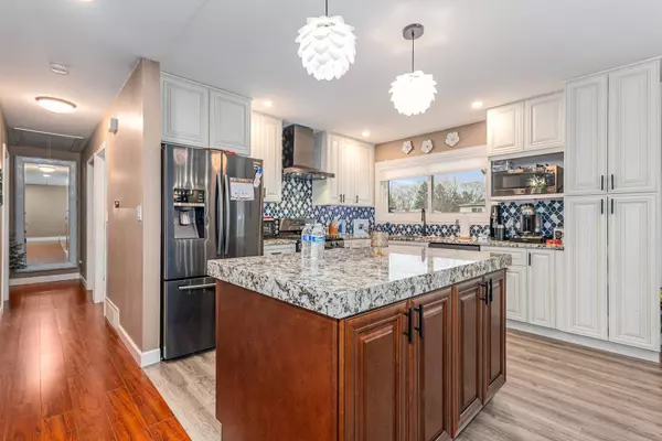 1405 PALM DR, Wheeling, IL 60090