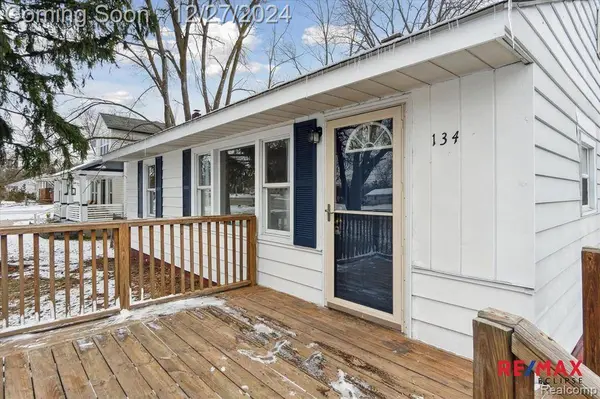 134 N Williams Lake Road, Waterford, MI 48327