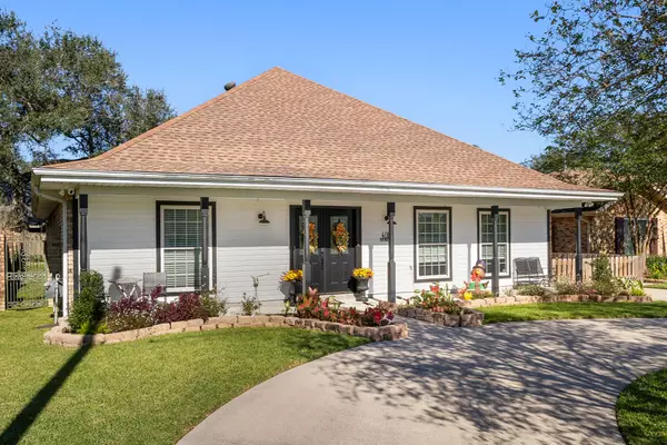 Beautiful Belle Chasse Home So much value. Horseshoe driveway, covered carport. LARGE shower