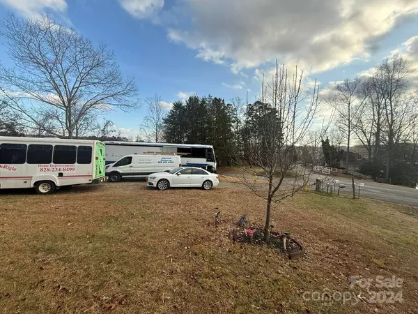 3 Crappie Cove LN, Hickory, NC 28681