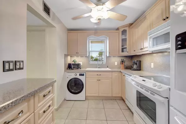 720 E W Ocean AVE 102, Boynton Beach, FL 33435