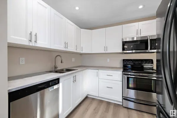 5 Warwick RD NW, Edmonton, AB T5X 4P5