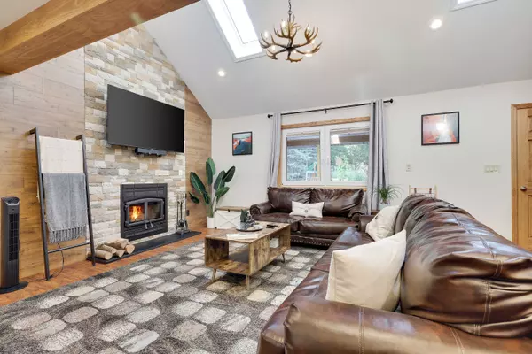 885 Country Place Dr, Tobyhanna, PA 18466-7950