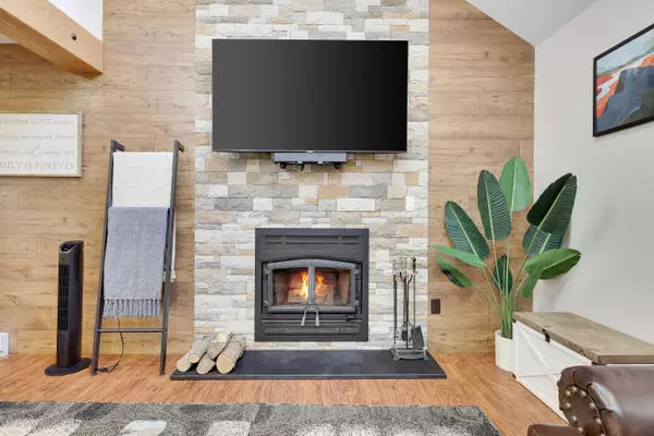 885 Country Place Dr, Tobyhanna, PA 18466-7950