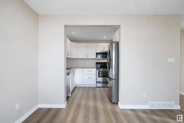 5 Warwick RD NW, Edmonton, AB T5X 4P5