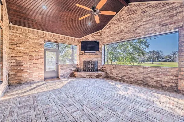 702 Fairway Oaks, Conroe, TX 77302