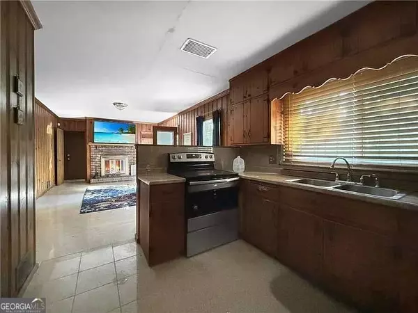 591 Lynn CIR SW, Atlanta, GA 30311