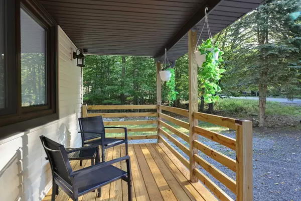 885 Country Place Dr, Tobyhanna, PA 18466-7950