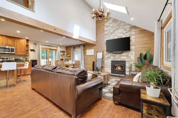 885 Country Place Dr, Tobyhanna, PA 18466-7950