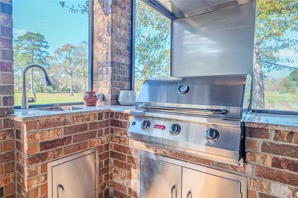 702 Fairway Oaks, Conroe, TX 77302