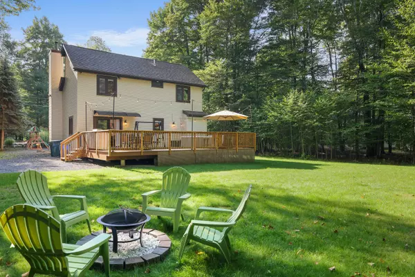 885 Country Place Dr, Tobyhanna, PA 18466-7950