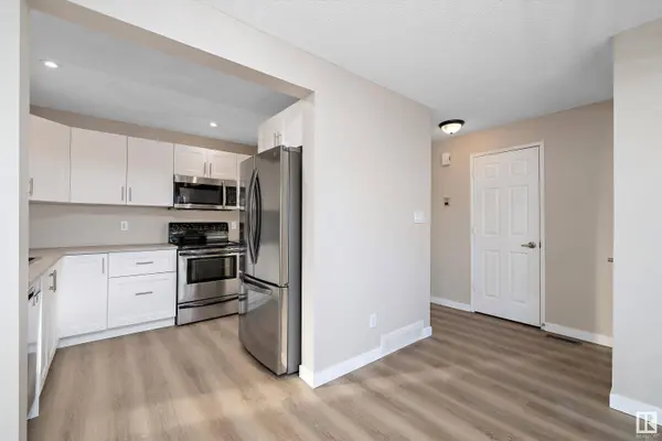 5 Warwick RD NW, Edmonton, AB T5X 4P5