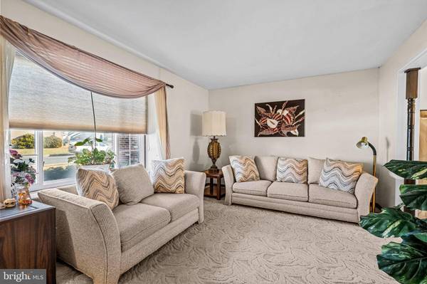 44 OAK FOREST DR, Sicklerville, NJ 08081