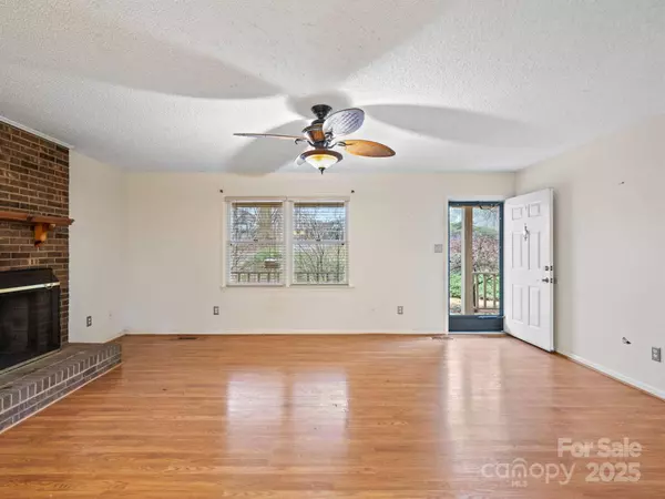 3915 11th ST NE, Hickory, NC 28601