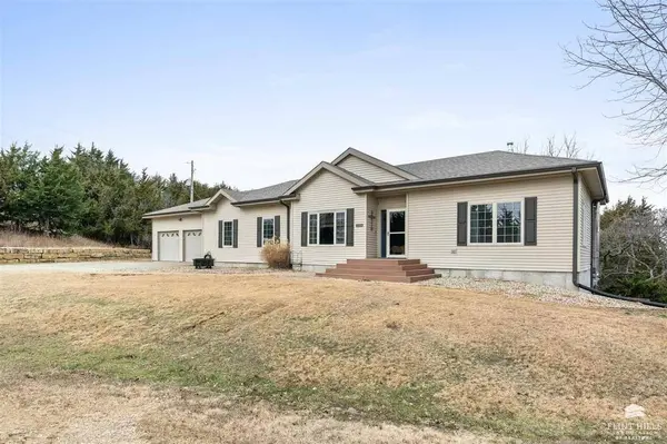 7208 Hackberry CIR, Manhattan, KS 66503