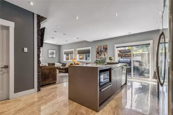 993 Tolmie Ave, Victoria, BC V8X 3W8