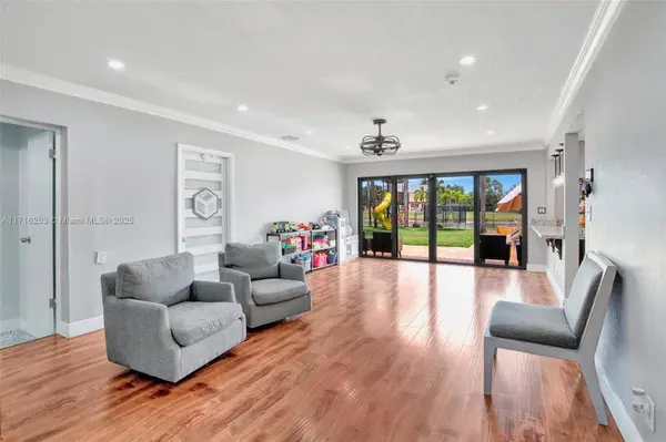 10477 SW 49th Pl, Cooper City, FL 33328