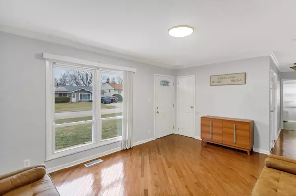 811 Sumac DR, Streamwood, IL 60107