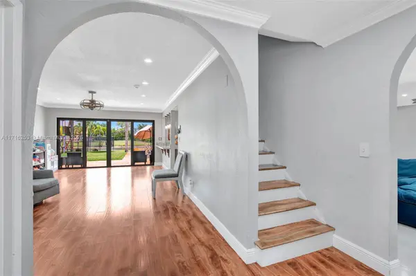 10477 SW 49th Pl, Cooper City, FL 33328