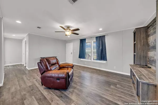 103 County Road 2667, Moore, TX 78057