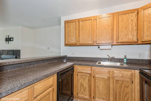 5830 Oakwood DR #1E, Lisle, IL 60532