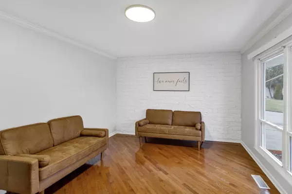 811 Sumac DR, Streamwood, IL 60107