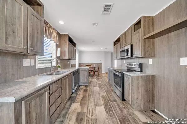 103 County Road 2667, Moore, TX 78057